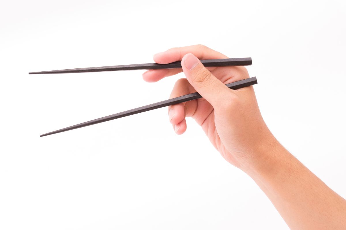 How To Hold Chopsticks 